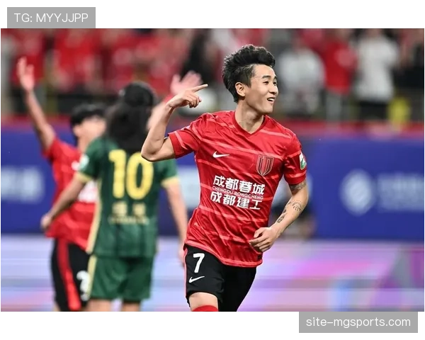 韦世豪边路突破犀利 蓉城快速推进战术显成效